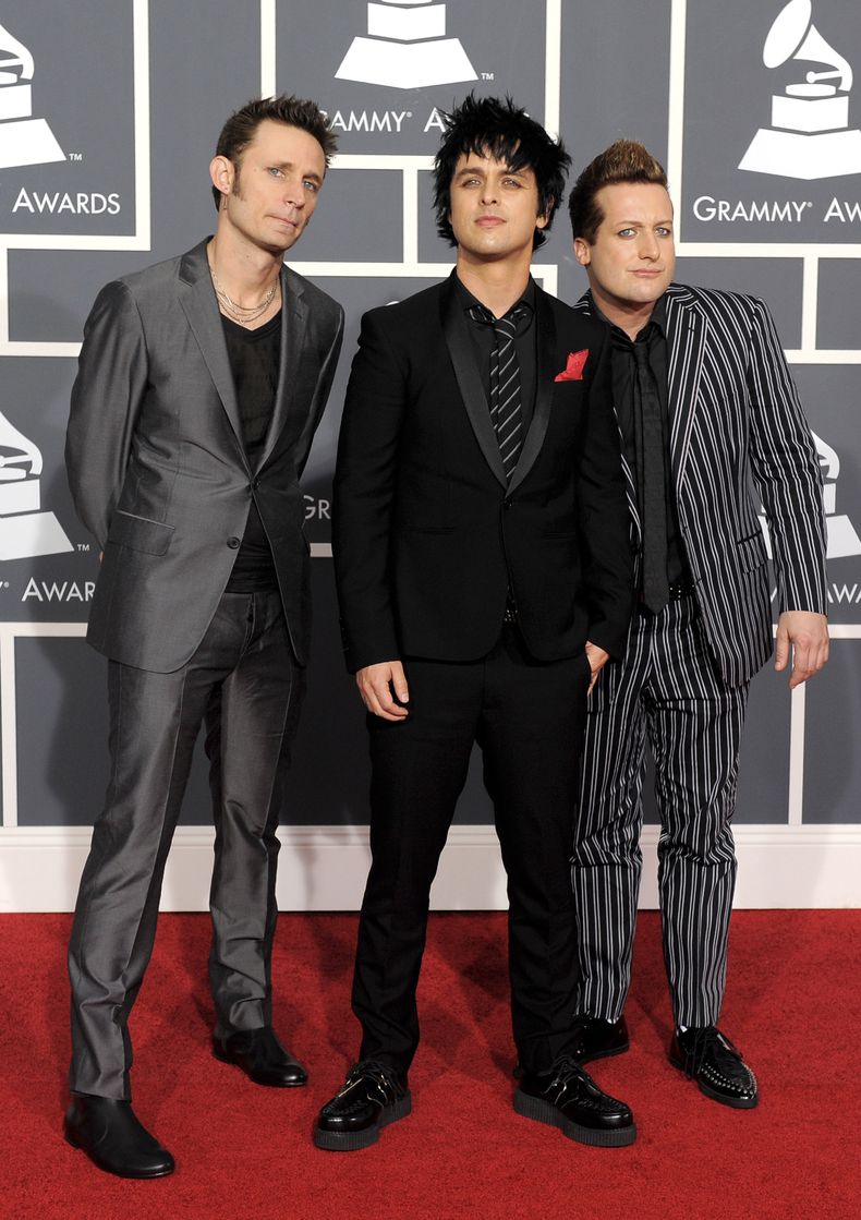 ARCHIVO - Los miembros de Green Day, de izquierda a derecha, Mike Dirnt, Billie Joe Armstrong y Tre Cool, aparecen en los premios Grammy en Los Ángeles el 31 de enero de 2010. (Foto AP/Chris Pizzello, archivo)
