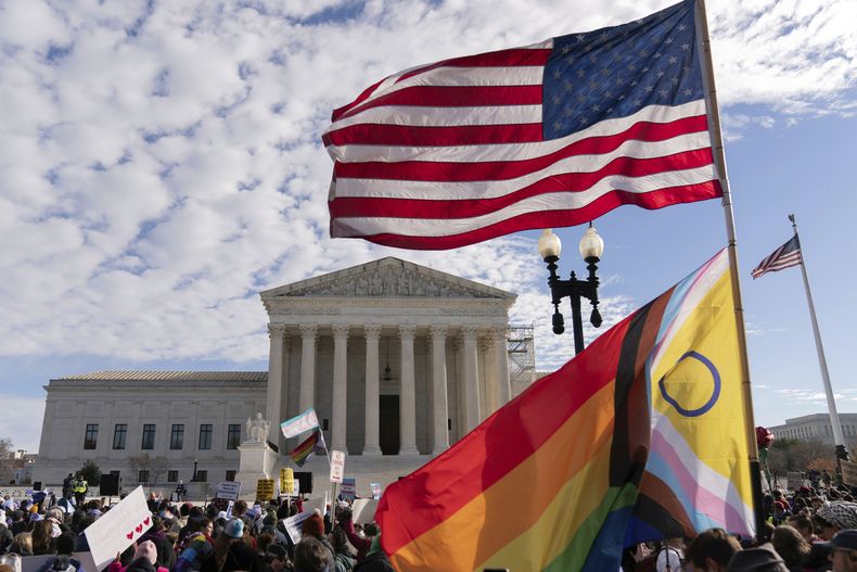 ARCHIVO – Defensores de los derechos de las personas transgénero se manifiestan fuera de la Corte Suprema de Estados Unidos, el miércoles 4 de diciembre de 2024, en Washington. (AP Foto/Jose Luis Magana, Archivo)