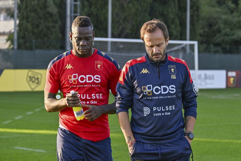 Mario Balotelli, a la izquierda, y el entrenador del Genoa, Alberto Gilardino, asisten a una sesión de entrenamiento en Génova, Italia, el lunes 28 de octubre de 2024. (Tano Pecoraro/LaPresse vía AP)