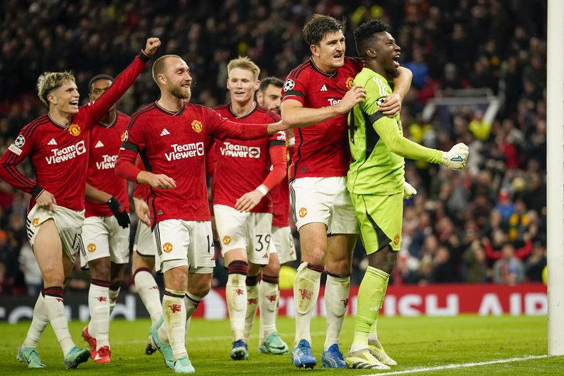 El portero del Manchester United Andre Onana celebra con sus compañeros tras parar un penal en el encuentro ante Copenhagen de la Liga de Campeones el martes 24 de octubre del 2023. (AP Foto/Dave Thompson)