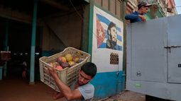 Un trabajador descarga cajas de fruta en un mercado estatal en La Habana, Cuba, el miércoles 17 de junio de 2026. (Foto AP/Jorge Luis Baños)