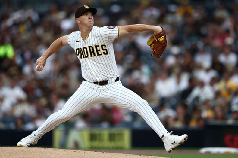 El lanzador abridor de los Padres de San Diego, Walker Buehler, enfrenta a un bateador de los Diamondbacks de Arizona durante la primera entrada de un partido de béisbol, el 26 de septiembre de 2026, en San Diego. (Foto AP/Karl Anderson)