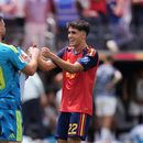 Unai Simón, portero de España, festeja con Pau Cubarsi, tras la victoria sobre Austria en el duelo de dieciseisavos de final disputado el jueves 2 de julio de 2026 en Inglewood, California (AP Foto/Jae C. Hong)