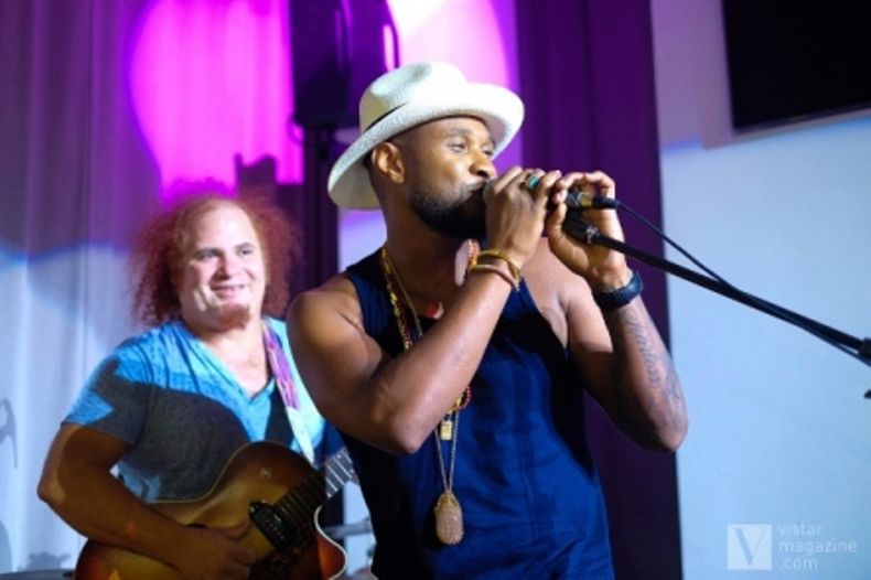 Usher cantando con Kelvis Ochoa en Saraos Bar.