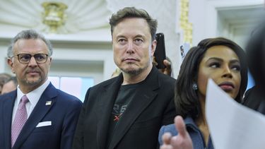 Elon Musk observa cómo el presidente Donald Trump se reúne con el presidente sudafricano Cyril Ramaphosa en el Despacho Oval de la Casa Blanca, el 21 de mayo de 2025, en Washington. (AP Foto/Evan Vucci)