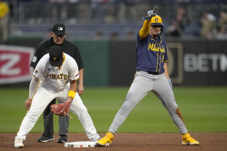 El dominicano Willy Adames, de los Cerveceros de Milwaukee, festeja junto a Nick Yorke, de los Piratas de Pittsburgh, luego de robarse la intermedia en el juego del martes 24 de septiembre de 2024 (AP Foto/Gene J. Puskar)