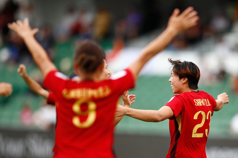 Shao Ziqin (derecha) celebra tras anotar el primer gol de su equipo durante el juego de fútbol de los cuartos de final de la Copa Asiática Femenina entre China y Taiwán en Perth, Australia, el sábado 14 de marzo de 2026. (Foto AP/Gary Day)