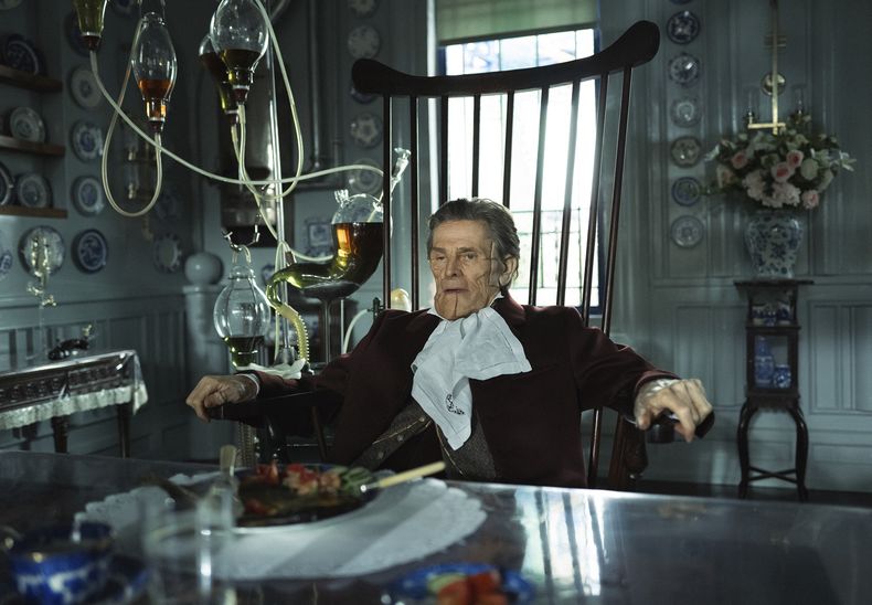 En esta imagen proporcionada por Searchlight Pictures, Willem Dafoe en una escena de Poor Things. (Atsushi Nishijima/Searchlight Pictures vía AP)
