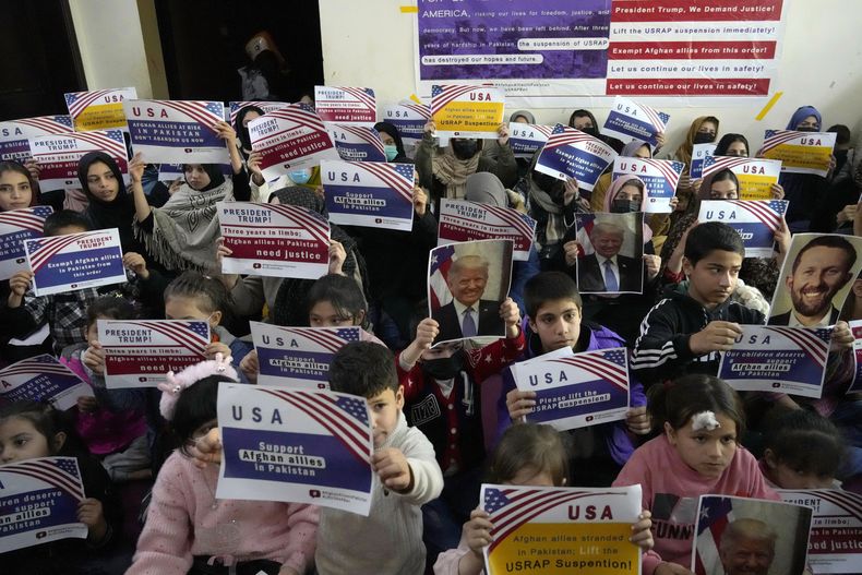 Refugiados afganos sostienen carteles durante su reunión para comentar su situación después de que el presidente de Estados Unidos, Donald Trump, detuviera los programas de refugiados de EEUU en Islamabad, Pakistán, el viernes 24 de enero de2025. (AP Foto/Anjum Naveed)