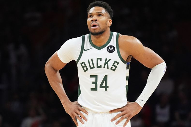 Giannis Antetokounmpo (34), delantero de los Bucks de Milwaukee, mira hacia el tablero de puntuación durante la primera mitad de un juego de baloncesto de la NBA contra el Heat de Miami, el jueves 12 de marzo de 2026, en Miami. (Foto AP/Marta Lavandier)
