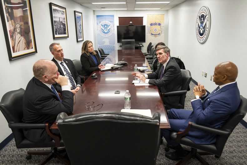 Esta imagen proporcionada por la alcaldía de Nueva York muestra al zar de la frontera del presidente Donald Trump, Thomas Homan (izquierda), y al alcalde neoyorquino, Eric Adams, durante una reunión en Nueva York, el jueves 13 de febrero de 2025. (Ed Reed/Office of the Mayor of New York vía AP)