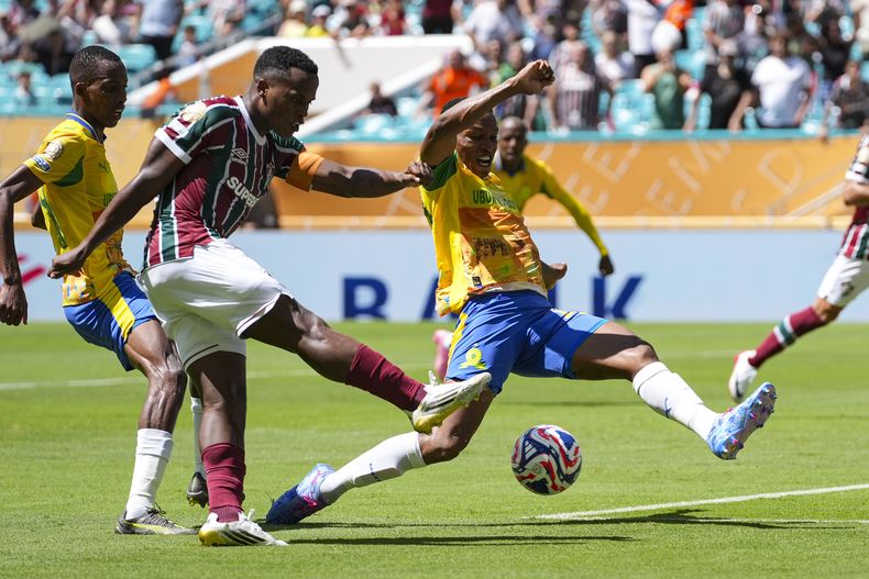 Grant Kekana (derecha) de Mamelodi Sundowns intenta desviar el remate de Jhon Arias de Fluminense en el Mundial de Clubes, el miércoles 25 de junio de 2025, en Miami Gardens, Florida. (AP Foto/Marta Lavandier)