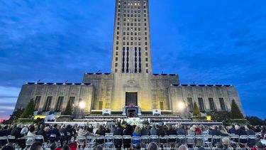 ARCHIVO - La gente escucha al gobernador republicano de Luisiana Jeff Landry hablar durante su ceremonia de investidura en el edificio del Capitolio estatal en Baton Rouge, Luisiana, 7 de enero 2024. (AP foto/Matthew Hinton, archivo)