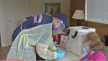 bomberos de miami vacunan contra el coronavirus en edificios de personas mayores