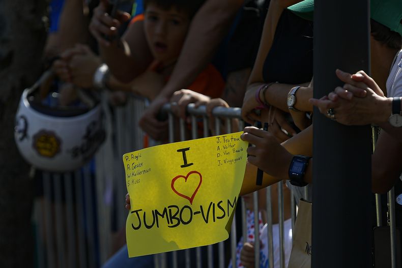 Un aficionado en la Vuelta a España muestra un cartel de apoyo al equipo Jumbo-Visma durante la 13ra etapa, el domingo 10 de septiembre de 2023, en Pamplona. (AP Foto/Álvaro Barrientos)
