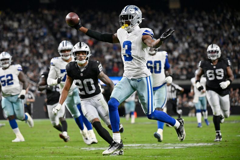 George Pickens (3), de los Cowboys de Dallas, celebra un touchdown mientras Isaiah Pola-Mao (20), de los Raiders de Las Vegas, llega tarde a la cobertura durante la primera mitad del juego de la NFL del lunes 17 de noviembre de 2025, en Las Vegas. (AP Foto/David Becker)