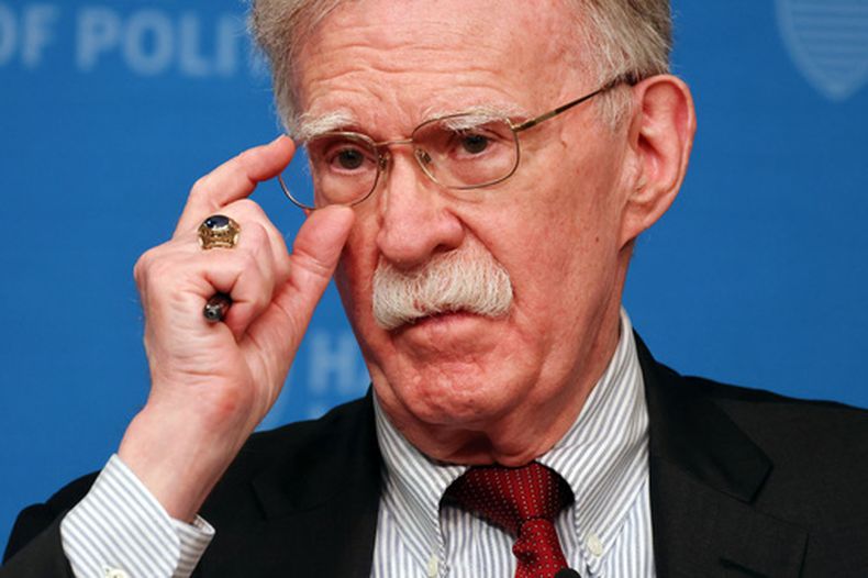 ARCHIVO - John Bolton habla en el John F. Kennedy Jr. Forum de la Facultad Harvard Kennedy, el 29 de septiembre de 2025, en Cambridge, Massachusetts. (Foto AP/Michael Dwyer, Archivo)