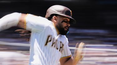 El dominicano Fernando Tatis Jr., de los Padres de San Diego, corre tras conectar un doble en el juego ante los Rockies de Colorado, el miércoles 29 de julio de 2026 (AP Foto/Gregory Bull)