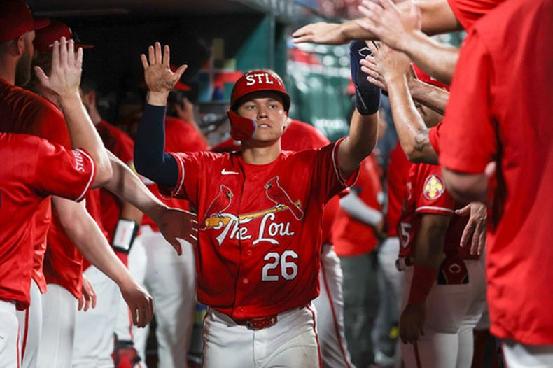 JJ Wetherholt, de los Cardenales de San Luis, es felicitado por sus compañeros de equipo tras anotar una carrera durante la sexta entrada de un partido de béisbol contra los Bravos de Atlanta, el viernes 10 de julio de 2026, en San Luis. (Foto AP/Scott Kane)