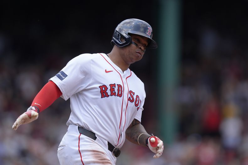 El dominicano de los Medias Rojas de Boston, Rafael Devers recorre las bases tras conectar un jonrón de dos carreras en la primera entrada del juego de béisbol ante los Reales de Kansas City, el domingo 14 de julio de 2024, en Boston. (AP Foto/Steven Senne)