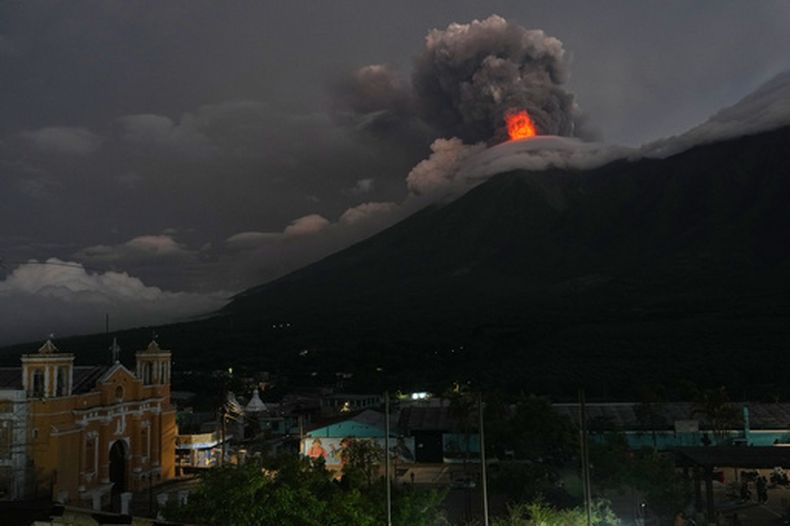 Flujos de lava y nubes de ceniza que salen del cráter del Volcán de Fuego, vistos desde San Juan Alotenango, Guatemala, el martes 4 de agosto de 2026. (AP Foto/Moisés Castillo)