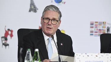 El primer ministro británico, Keir Starmer, asiste a una mesa redonda sobre seguridad en la 6ta cumbre de la Comunidad Política Europea el viernes 16 de mayo de 2025 en Tirana, Albania. (Leon Neal/Pool via AP)