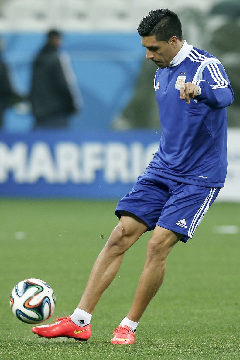 Enzo P&eacute;rez, de Argentina, patea un bal&oacute;n durante un entrenamiento en Sao Paulo, el martes 8 de julio de 2014. El mi&eacute;rcoles 9, P&eacute;rez ocup&oacute; el lugar del lesionado Angel di Mar&iacute;a en la alineaci&oacute;n para enfrenta
