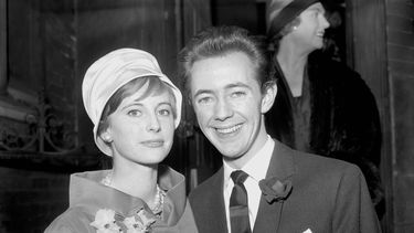 americateve | El actor brit&aacute;nico Noel Harrison y su esposa Sara Tufnell en el registro civil tras su boda en Londres en una fotograf&iacute;a del 22 de marzo de 1959.  Harrison, quien interpretaba la canci&oacute;n ganadora del Oscar "The Windmills of Your