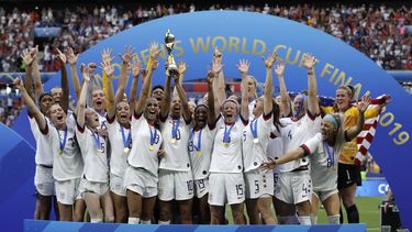 ARCHIVO - Las jugadores de Estados Unidos alzan el trofeo de campeones del mundo tras vencer a Holanda en la final de la Copa Mundial, el 7 de julio de 2019, en Decines, Francia. (AP Foto/Alessandra Tarantino)
