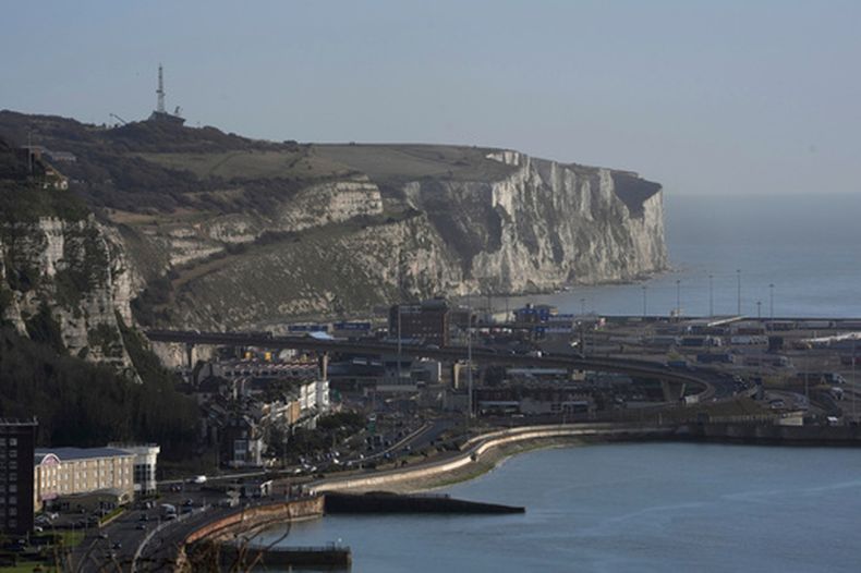 ARCHIVO - Vista general del puerto de Dover, con el puesto de guardacostas (arriba, izquierda), en Dover, Inglaterra, el 26 de febrero de 2025. (AP Foto/Kin Cheung, archivo)