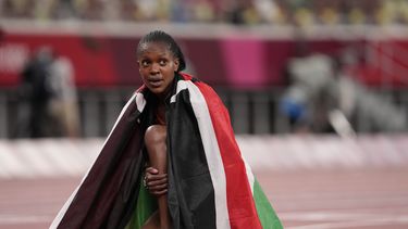 En foto del 6 de agosto del 2021, la keniata Faith Kipyegon celebra tras ganar la final de los 1.500 metros en los Juegos Olímpicos de Tokio. El viernes 21 de julio del 2023, establece un nuevo récord mundial de la milla, es su tercera marca mundial en menos de dos meses. (AP Foto/Charlie Riedel)
