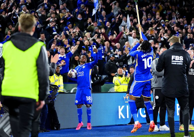 Abdul Fatawu de Leicester graba un video con un celular al final del partido contra Southampton, el martes 23 de abril de 2024. (Nick Potts/PA vía AP)