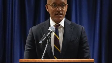 El fiscal federal Damian Williams habla sobre los cargos federales de tráfico sexual y extorsión contra Sean Diddy Combs durante una conferencia de prensa el martes 17 de septiembre de 2024 en Nueva York. (Foto AP/Pamela Smith)