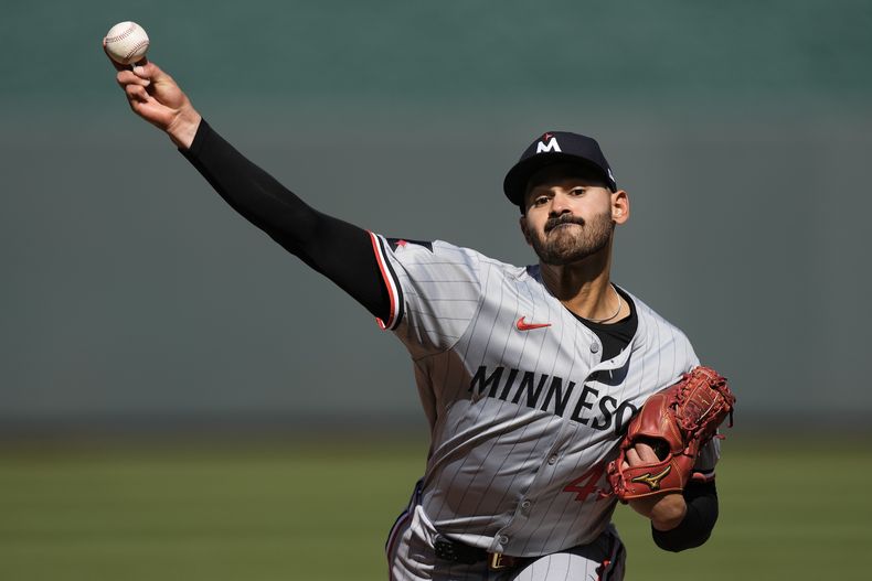 El venezolano Pablo López lanza en la primera entrada del juego del jueves 28 de marzo de 2024, ante los Reales de Kansas City (AP Foto/Charlie Riedel)
