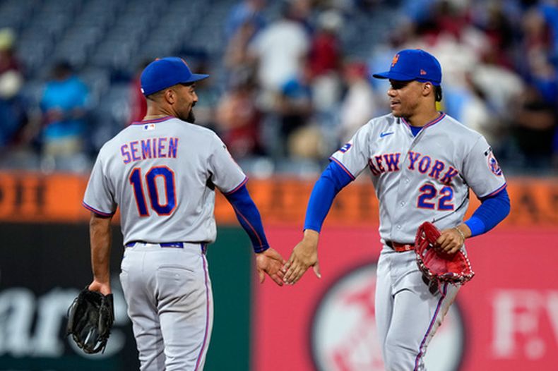 Marcus Semien celebra con su compañero de los Mets de Nueva York, el dominicano Juan Soto la victoria ante los Filis de Filadelfia el jueves 18 de junio del 2026. (AP Foto/Matt Slocum)