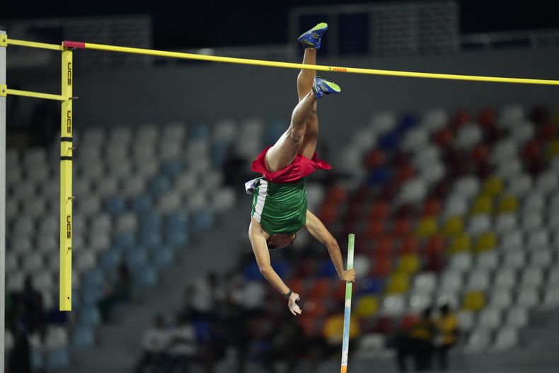 El mexicano Víctor Castillero, compite en el salto con pértiga de los Juegos Centroamericanos y del Caribe en San Salvador, el jueves 6 de julio de 2023 (AP Foto/Arnulfo Franco)