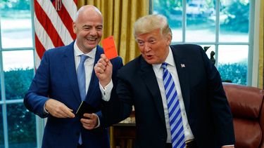 ARCHIVO - El presidente estadounidense Donald Trump sostiene una tarjeta roja durante una reunión con el presidente de la FIFA Gianni Infantino en el Despacho Oval de la Casa Blanca, el martes 28 de agosto de 2018, en Washington. (AP Foto/Evan Vucci)