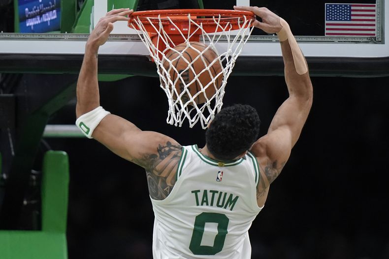 Jayson Tatum, alero de los Celtics de Boston, encesta en la segunda mitad del partido del jueves 14 de diciembre de 2023, ante los Cavaliers de Cleveland (AP Foto/Steven Senne)