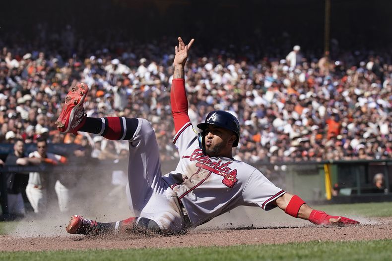 El boricua Eddie Rosario, de los Bravos de Atlanta, anota frente a los Gigantes de San Francisco, el sábado 26 de agosto de 2023 (AP Foto/Jeff Chiu)