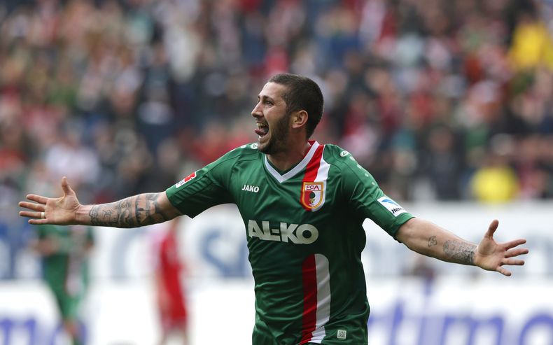 El jugador de Augsburgo, Sascha Moelders, festeja tras anotar un gol contra Bayern Munich en un partido por la Bundesliga el s&aacute;bado, 5 de abril de 2014, en Augsburgo, Alemania. (AP Photo/Matthias Schrader)
