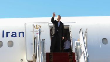 En esta imagen, distribuida por la Oficina Presidencial de Irán, el presidente Masoud Pezeshkian saluda a la prensa y las autoridades al embarcar en su avión en el aeropuerto de Mehrabad rumbo a Nueva York, para asistir a la Asamblea General de Naciones Unidas, en Teherán, Irán, el 22 de septiembre de 2026. (Oficina Presidencial de Irán vía AP)