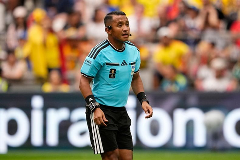 El árbitro salvadoreño Iván Barton durante el partido entre Suiza y Colombia por los 16vos de final del Mundial, el martes 7 de julio de 2026, en Vancouver. (AP Foto/Lindsey Wasson)