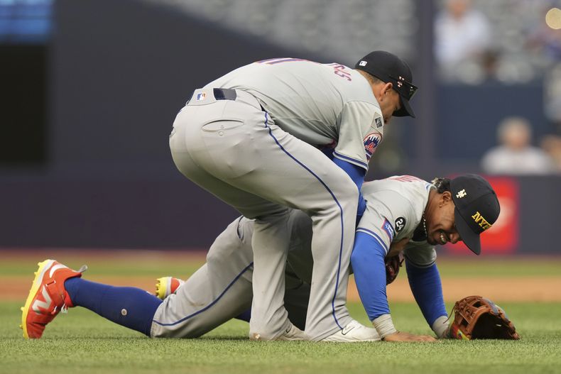 El cubano José Iglesias (izquierda) festeja con el boricua Francisco Lindor, tras la victoria de los Mets de Nueva York ante los Azulejos de Toronto, el miércoles 11 de septiembre de 2024 (Chris Young/The Canadian Press via AP)