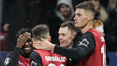 Florian Wirtz (2do a la derecha) festeja tras anotar un gol para Bayer Leverkusen ante Sparta Praga en la Liga de Campeones, el miércoles 29 de enero de 2025. (AP Foto/Martin Meissner)