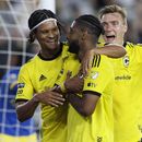 Steven Moreira del Columbus Crew celebra con sus compañeros Jacen Russell-Rowe y Julian Gressel su gol en el encuentro ante el América en la Leagus Cup el lunes 31 de julio del 2023. (AP Foto/Jay LaPrete)
