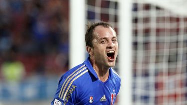 americateve | El argentino Gustavo Lorenzetti, de Universidad de Chile, celebra luego de anotar frente a Defensor Sporting de Uruguay, en un partido de la fase de grupos de la Copa Libertadores, disputado el jueves 13 de febrero de 2014 en Santiago (AP Foto/Luis Hidalg