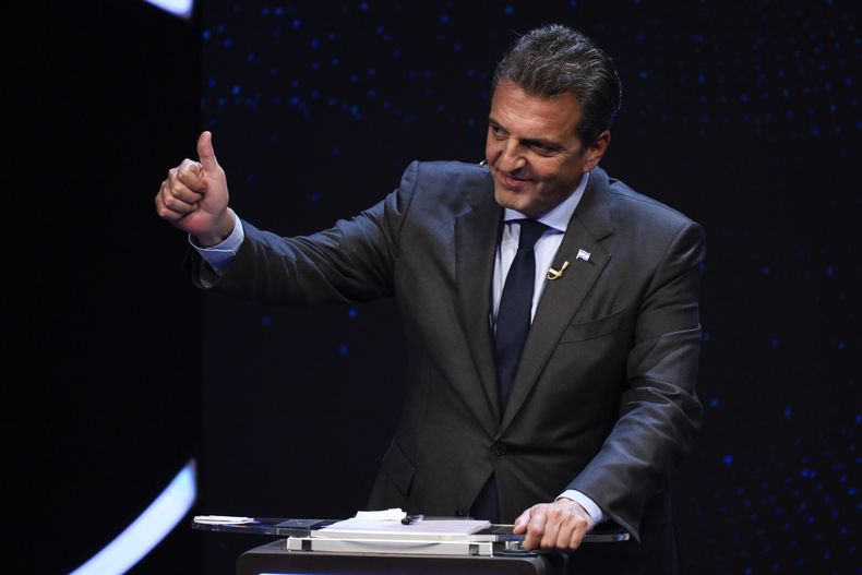 El candidato oficialista y ministro de Economía Sergio Massa al final de un debate presidencial, el domingo 12 de noviembre de 2023, en Buenos Aires. (Luis Robayo/Foto compartida vía AP)