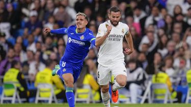 Nacho del Real Madrid pelea por el balón con Jaime Seonae del Getafe en el encuentro de la liga española el sábado 13 de mayo del 2023. (AP Foto/Manu Fernandez)