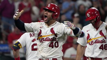 El venezolano Willson Contreras (40), de los Cardenales de San Luis, celebra su jonrón de tres carreras en la octava entrada del partido contra los Dodgers de Los Ángeles, en San Luis, el jueves 18 de mayo de 2023. (AP Foto/Jeff Roberson)
