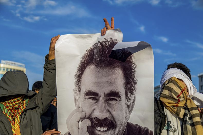ARCHIVO - Varios jóvenes sostienen una fotografía del líder encarcelado del Partido de los Trabajadores del Kurdistán, o PKK, Abdullah Ocalan mientras se reúnen para ver en una pantalla un comunicado de delegados del Partido de Democracia e Igualdad de los Pueblos Prokurdos, o DEM, desde Ocalan, en Diyarbakir, Turquía, el jueves 27 de febrero de 2025. (AP Foto/Metin Yoksu, Archivo)
